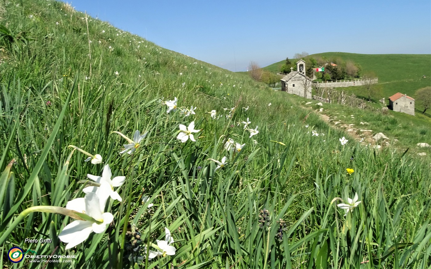 59 Verso il Santuario della Sacra Famiglia (1230 m).JPG